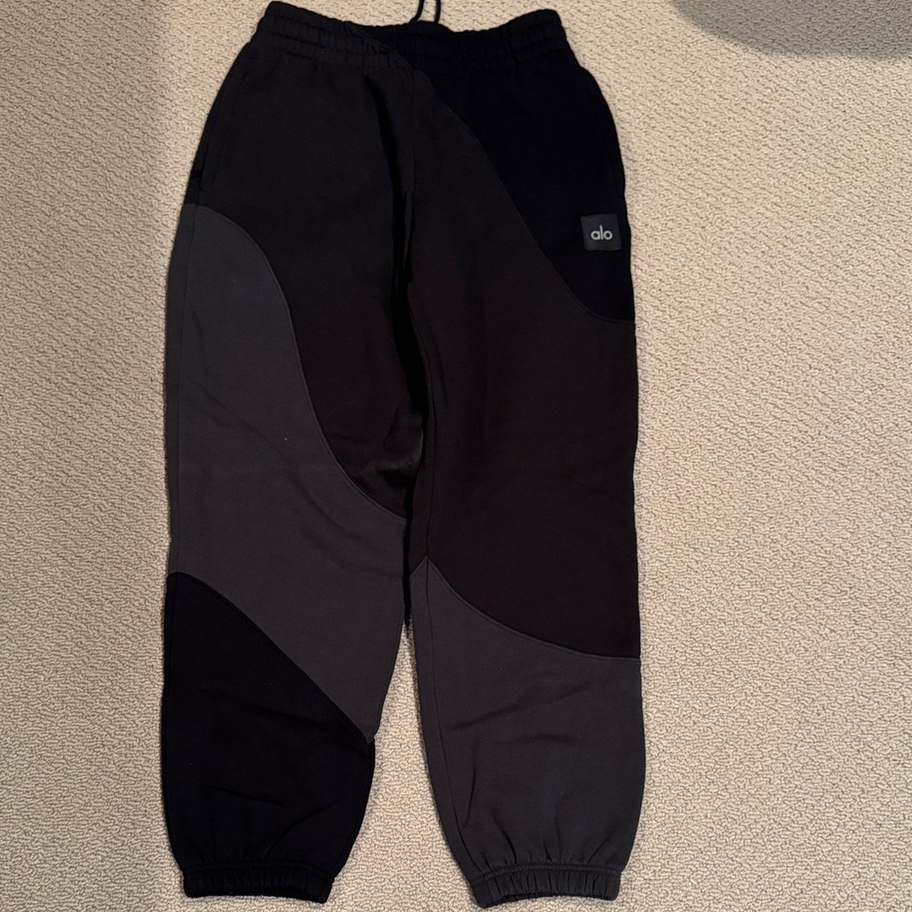 ALO Yoga Two-Tone Black and Gray Joggers size small